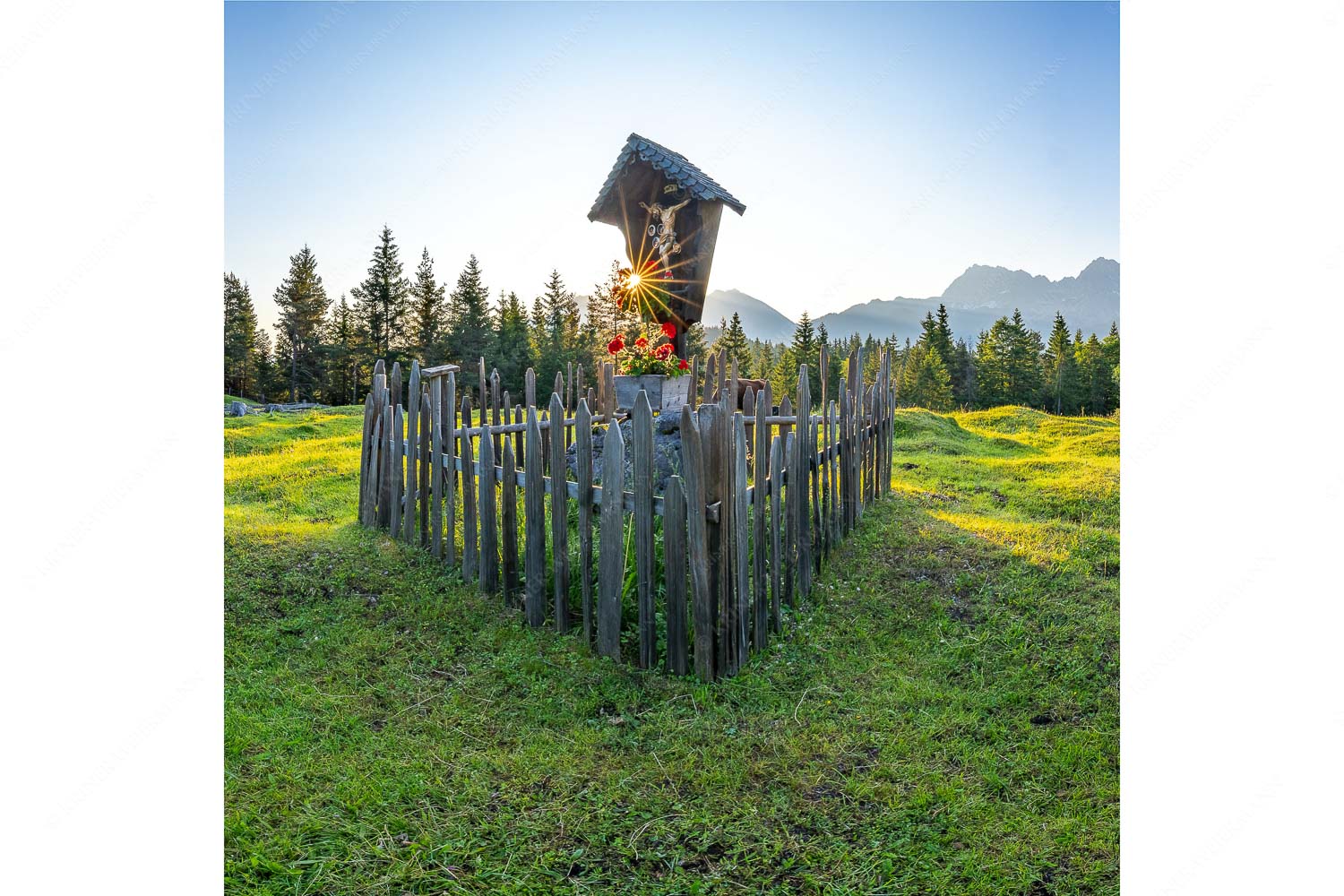 Friedlicher Morgen – Seitenverhältnis 1:1 — Feldkreuz mit Karwendel Sonnenaufgang auf der Alm mit Karwendel im Hintergrund
