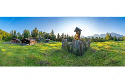 Sonnenaufgang auf der Alm mit Karwendel im Hintergrund - Friedlicher Morgen - Seitenverhältnis 2,5:1 - Feldkreuz mit Karwendel - weitere Infos unter https://www.kriner-weiermann.de