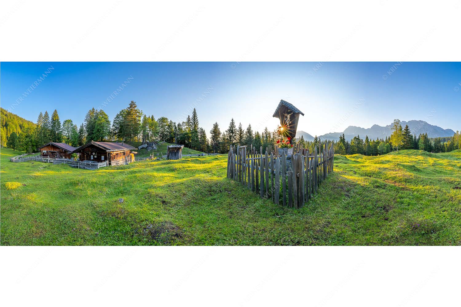 Friedlicher Morgen – Seitenverhältnis 2,5:1 — Feldkreuz mit Karwendel Sonnenaufgang auf der Alm mit Karwendel im Hintergrund