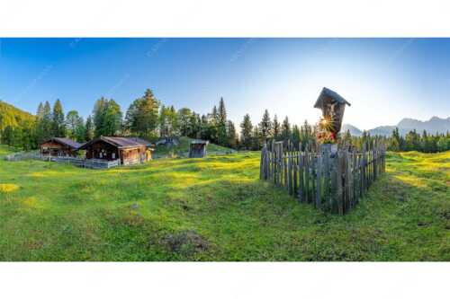 Sonnenaufgang auf der Alm mit Karwendel im Hintergrund - Friedlicher Morgen - Seitenverhältnis 2:1 - Feldkreuz mit Karwendel - weitere Infos unter https://www.kriner-weiermann.de