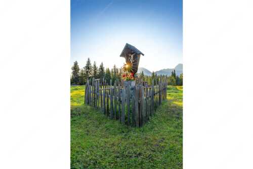 Sonnenaufgang auf der Alm mit Karwendel im Hintergrund - Friedlicher Morgen - Seitenverhältnis 2:3 - Feldkreuz mit Karwendel - weitere Infos unter https://www.kriner-weiermann.de
