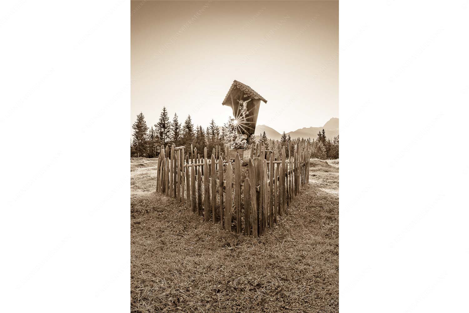 Sonnenaufgang auf der Alm mit Karwendel im Hintergrund