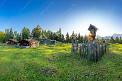 Sonnenaufgang auf der Alm mit Karwendel im Hintergrund - Friedlicher Morgen - Seitenverhältnis 3:2 - Feldkreuz mit Karwendel - weitere Infos unter https://www.kriner-weiermann.de