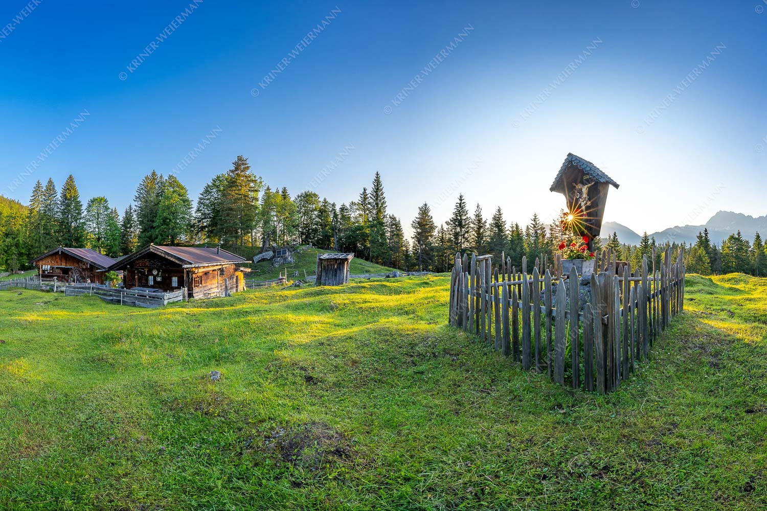 Friedlicher Morgen – Seitenverhältnis 3:2 — Feldkreuz mit Karwendel Sonnenaufgang auf der Alm mit Karwendel im Hintergrund