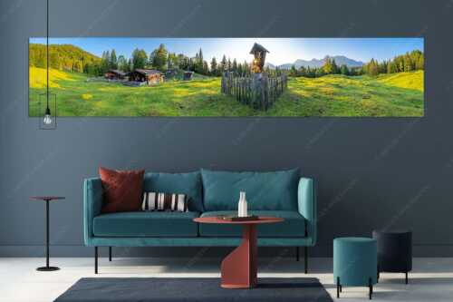Sonnenaufgang auf der Alm mit Karwendel im Hintergrund - Friedlicher Morgen - Größe ca. 350x70cm, Seitenverhältnis 5:1 - Feldkreuz mit Karwendel - weitere Infos unter https://www.kriner-weiermann.de