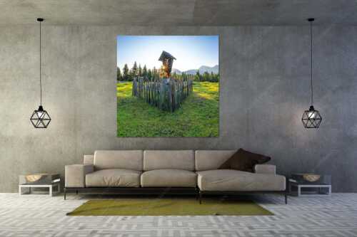 Sonnenaufgang auf der Alm mit Karwendel im Hintergrund - Friedlicher Morgen - Größe ca. 160x160cm, Seitenverhältnis 1: - Feldkreuz mit Karwendel - weitere Infos unter https://www.kriner-weiermann.de