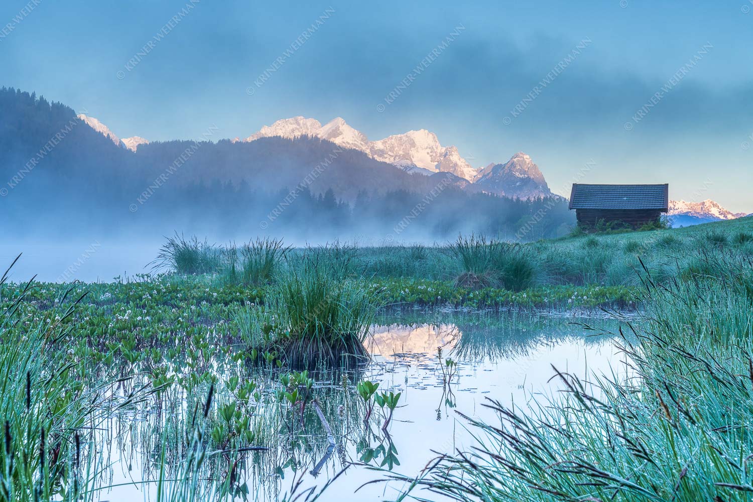 Am Morgen steigt leichter Nebel aus dem Geroldsee vor der traumhaften Bergkulisse der Zugspitze
