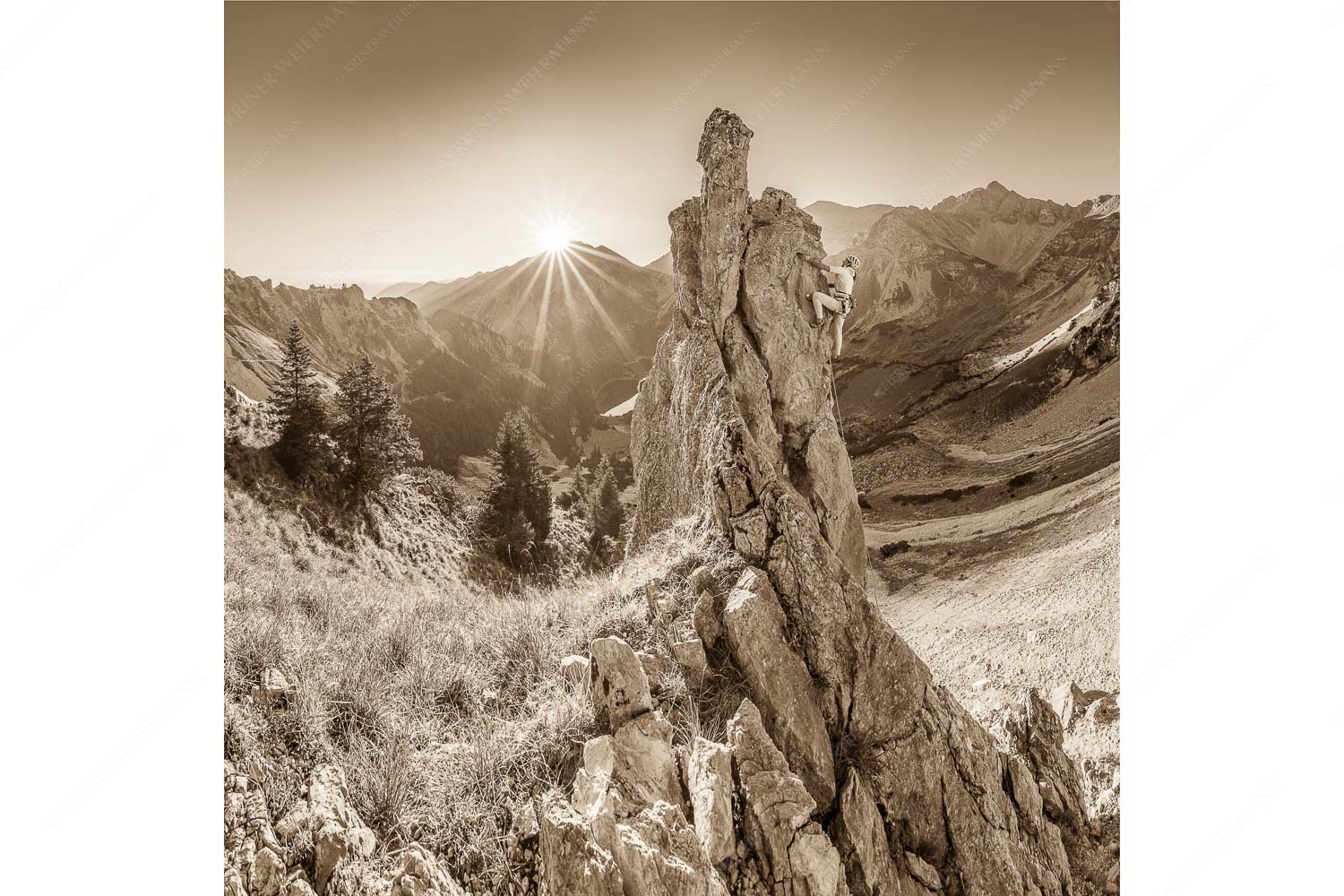 Früh am Fels – Seitenverhältnis 1:1 — Klettern im Soierngebirge Klettererin unterwegs im Soiern bei Sonnenaufgang