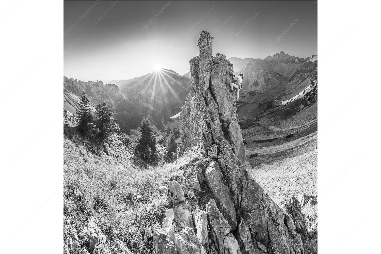 Klettererin unterwegs im Soiern bei Sonnenaufgang