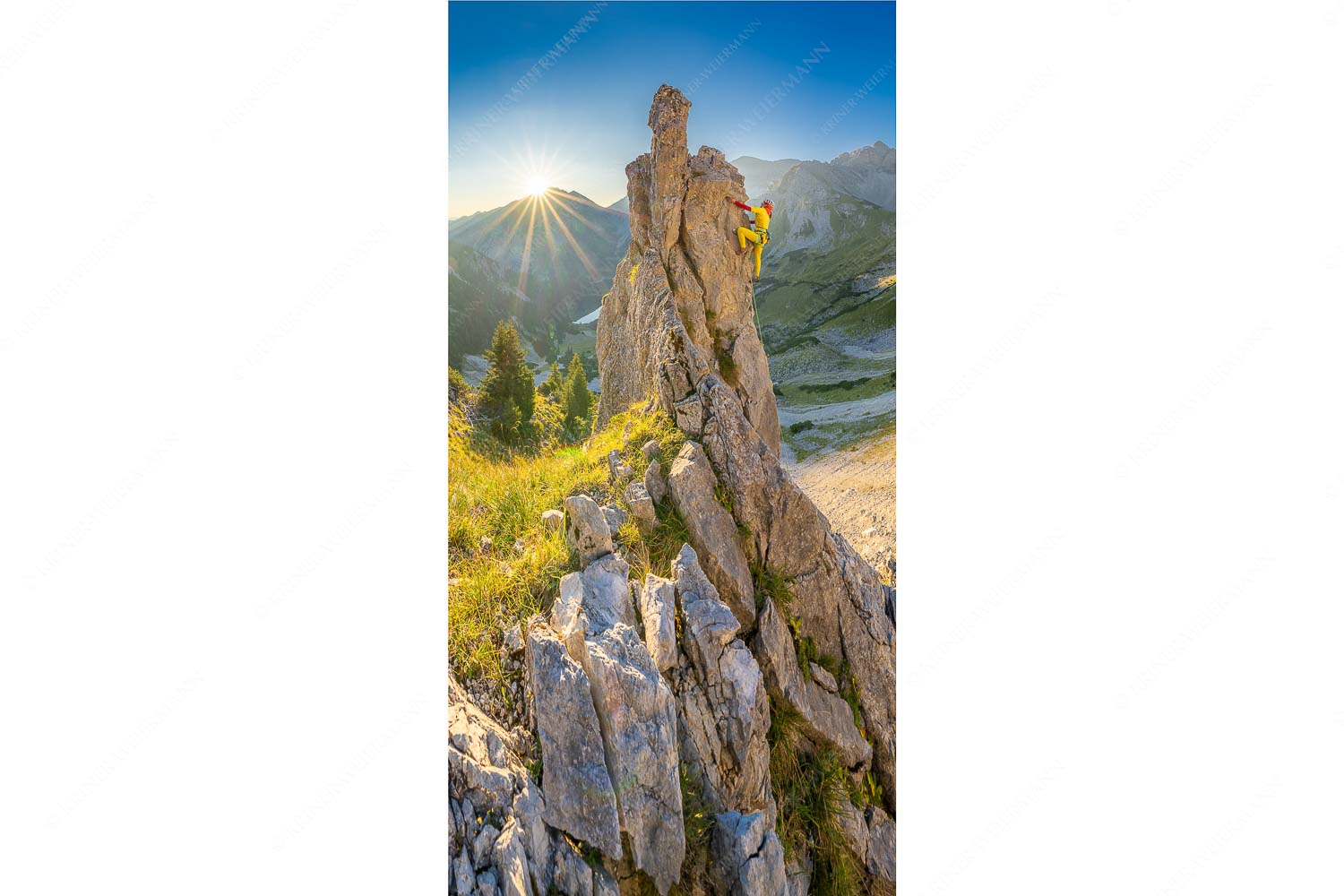 Früh am Fels – Seitenverhältnis 1:2 — Klettern im Soierngebirge Klettererin unterwegs im Soiern bei Sonnenaufgang