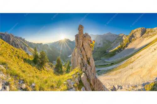 Klettererin unterwegs im Soiern bei Sonnenaufgang - Früh am Fels - Seitenverhältnis 2:1 - Klettern im Soierngebirge - weitere Infos unter https://www.kriner-weiermann.de