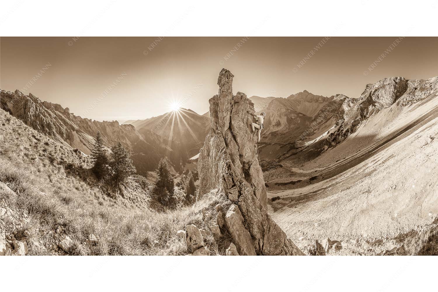 Früh am Fels – Seitenverhältnis 2:1 — Klettern im Soierngebirge Klettererin unterwegs im Soiern bei Sonnenaufgang