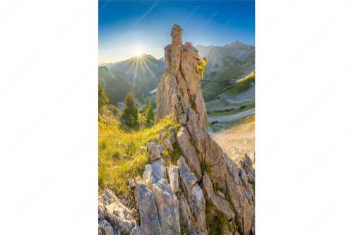 Klettererin unterwegs im Soiern bei Sonnenaufgang - Früh am Fels - Seitenverhältnis 2:3 - Klettern im Soierngebirge - weitere Infos unter https://www.kriner-weiermann.de
