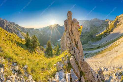 Klettererin unterwegs im Soiern bei Sonnenaufgang - Früh am Fels - Seitenverhältnis 3:2 - Klettern im Soierngebirge - weitere Infos unter https://www.kriner-weiermann.de