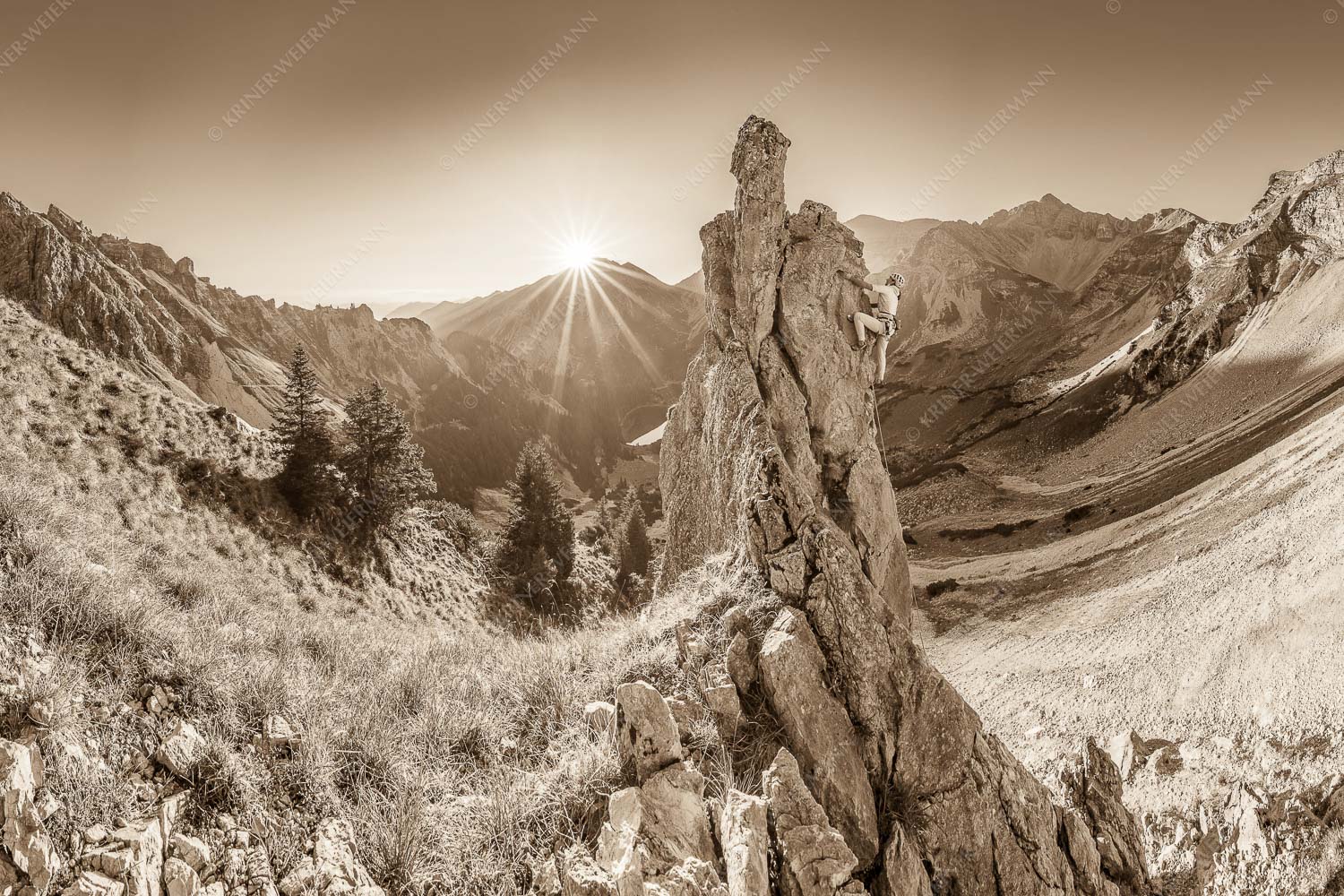 Früh am Fels – Seitenverhältnis 3:2 — Klettern im Soierngebirge Klettererin unterwegs im Soiern bei Sonnenaufgang