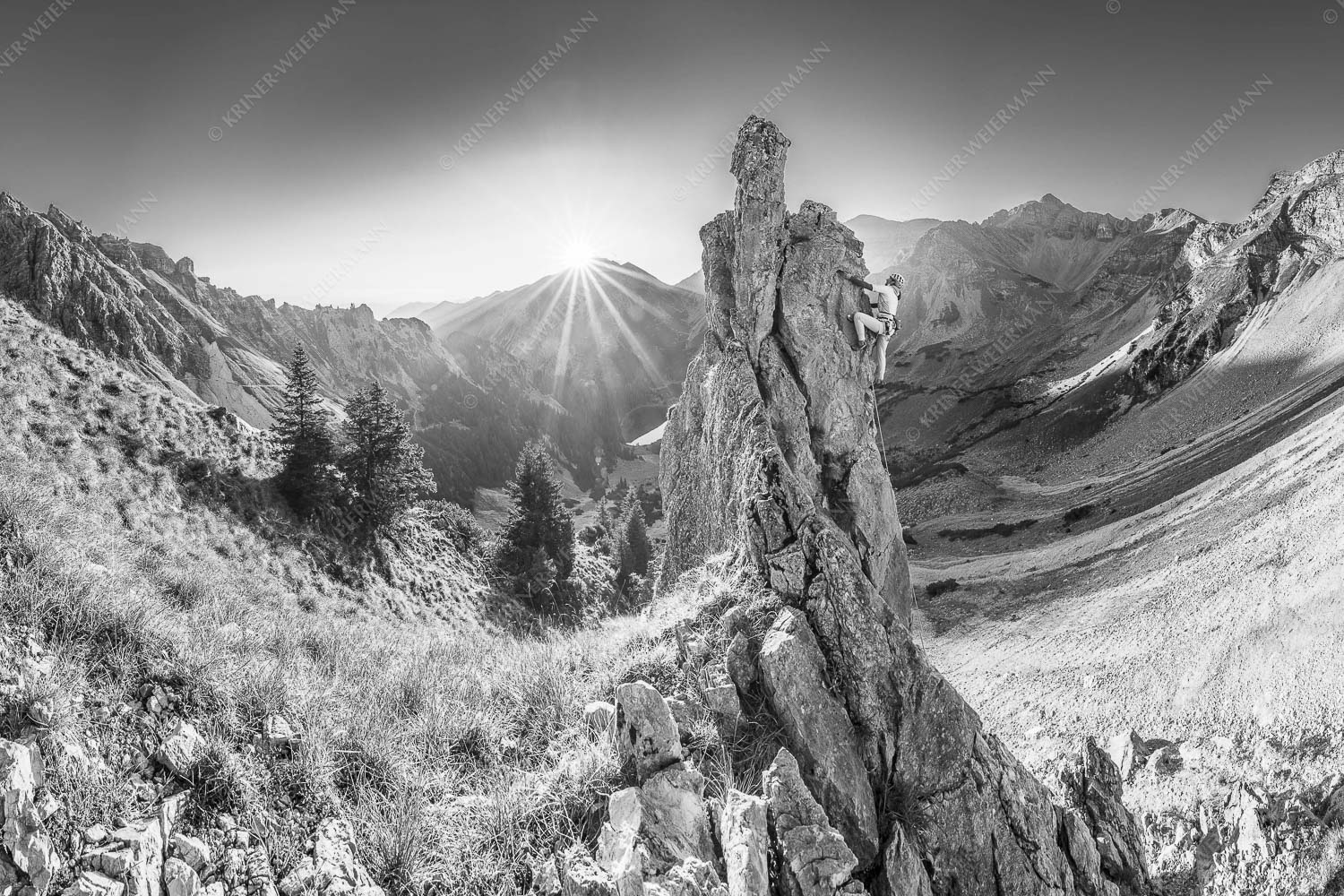 Früh am Fels – Seitenverhältnis 3:2 — Klettern im Soierngebirge Klettererin unterwegs im Soiern bei Sonnenaufgang
