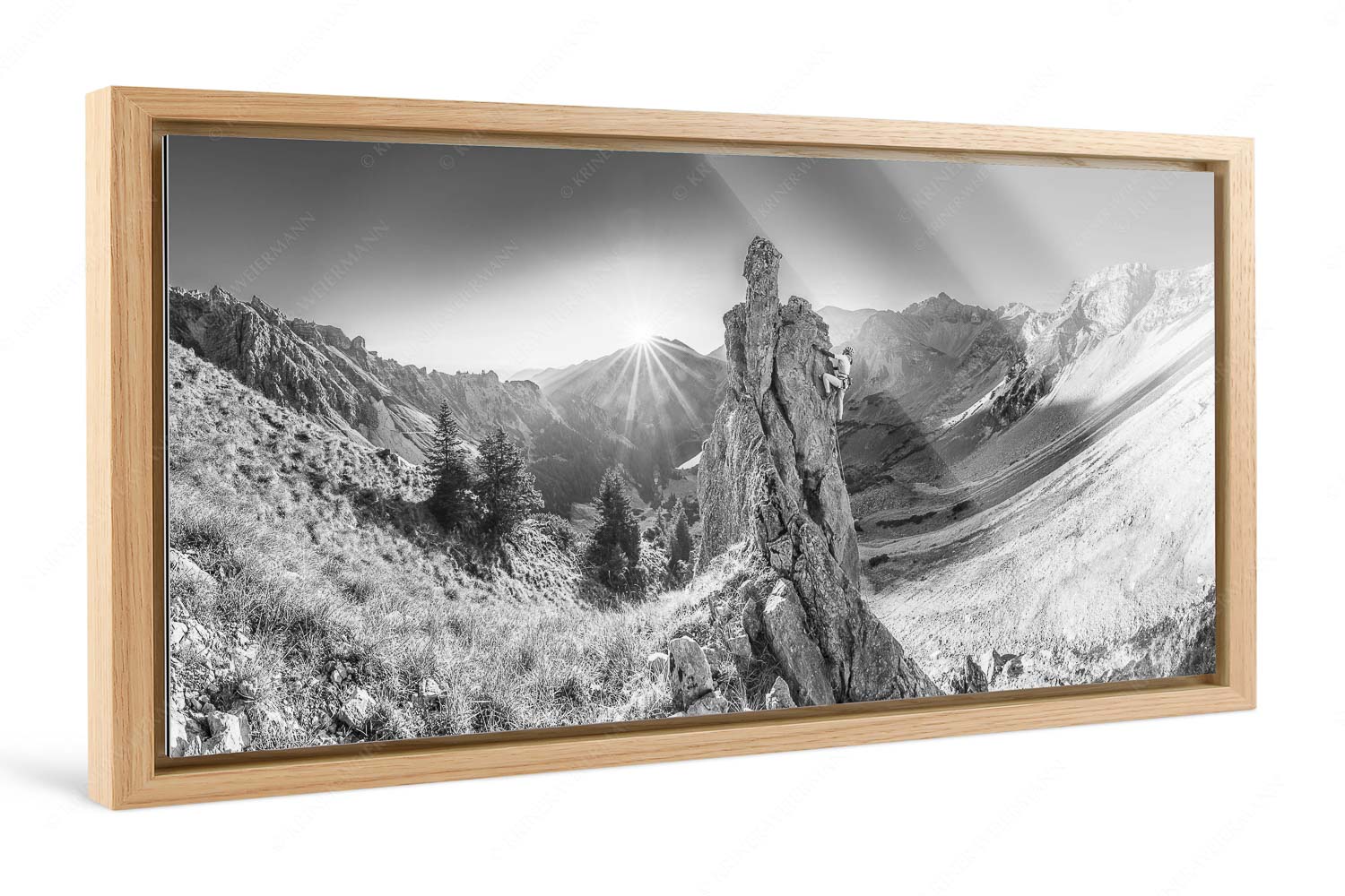 Früh am Fels – Foto im Schattenfugen-Rahmen — Klettern im Soierngebirge Klettererin unterwegs im Soiern bei Sonnenaufgang - Früh am Fels - Foto im Schattenfugen-Rahmen - Klettern im Soierngebirge - weitere Infos unter https://www.kriner-weiermann.de