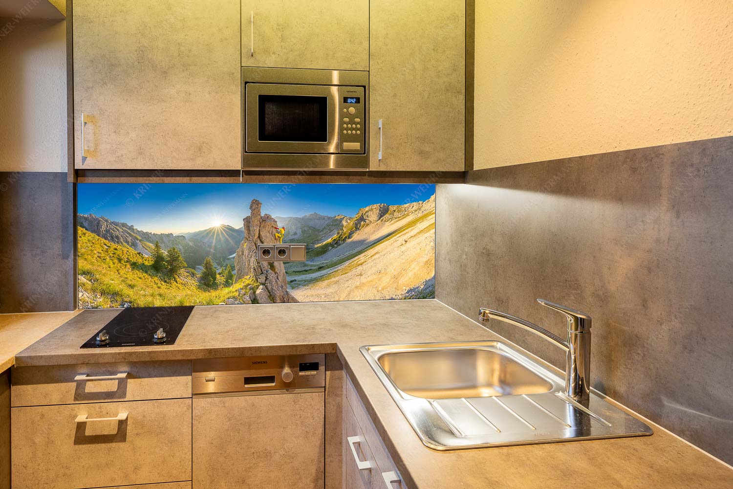 Klettererin unterwegs im Soiern bei Sonnenaufgang - Früh am Fels - Größe ca. 150x60cm, Seitenverhältnis 2,5:1 - Klettern im Soierngebirge - weitere Infos unter https://www.kriner-weiermann.de