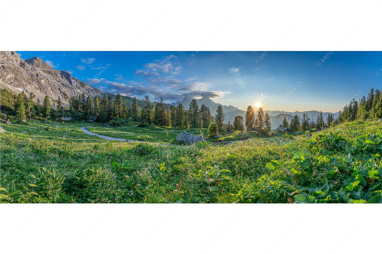 Frühling am Schachen – Seitenverhältnis 2,5:1 — Sonnenuntergang im Wettersteingebirge Die letzten Sonnenstrahlen wärmen noch die Almwiesen rund um das Schachenschloss