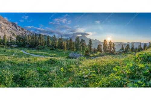 Die letzten Sonnenstrahlen wärmen noch die Almwiesen rund um das Schachenschloss - Frühling am Schachen - Seitenverhältnis 2:1 - Sonnenuntergang im Wettersteingebirge - weitere Infos unter https://www.kriner-weiermann.de
