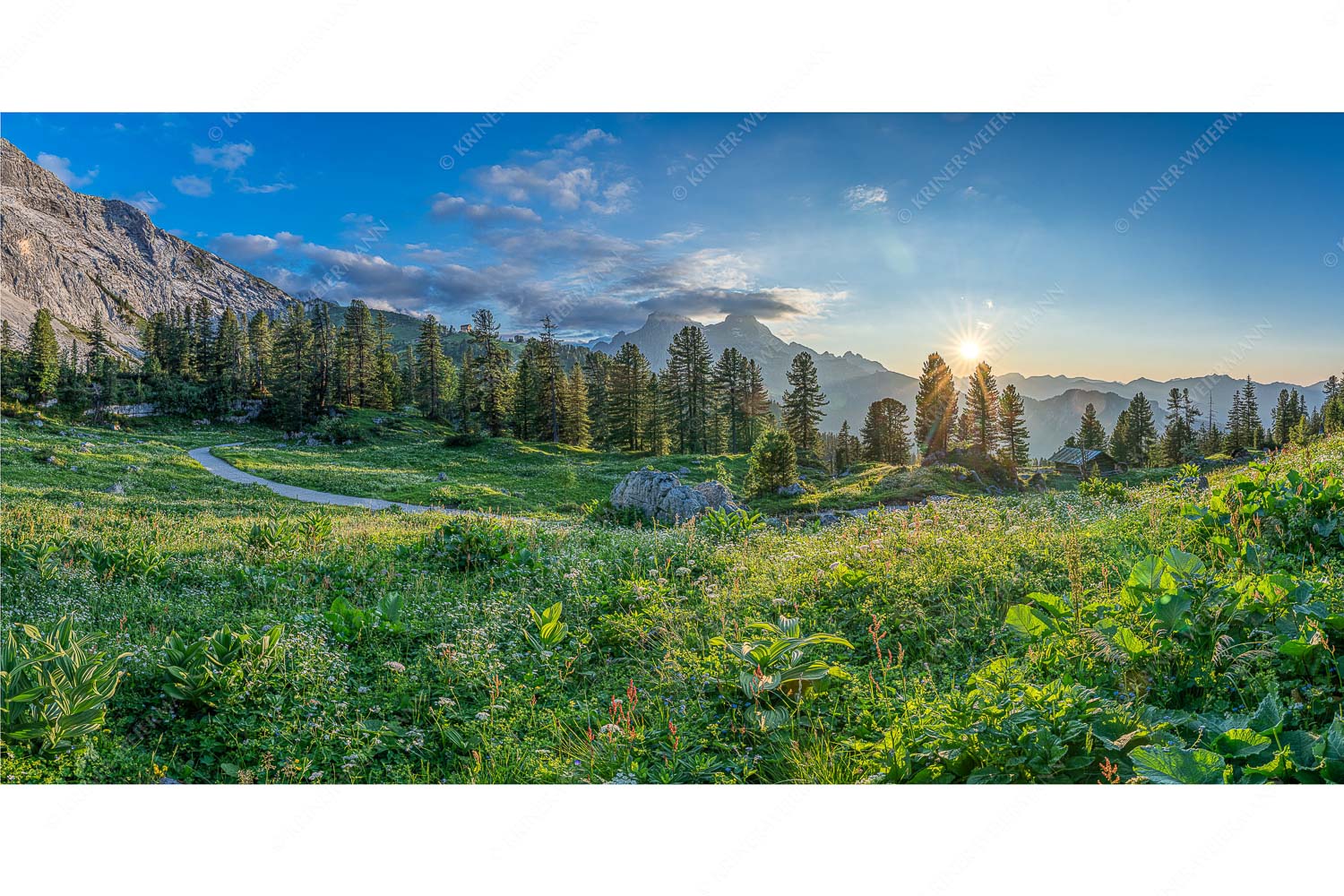 Frühling am Schachen – Seitenverhältnis 2:1 — Sonnenuntergang im Wettersteingebirge Die letzten Sonnenstrahlen wärmen noch die Almwiesen rund um das Schachenschloss