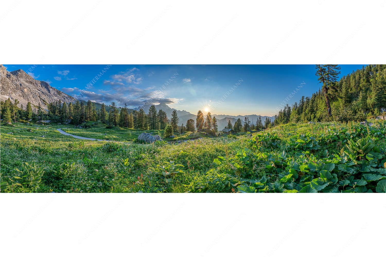 Frühling am Schachen – Seitenverhältnis 3:1 — Sonnenuntergang im Wettersteingebirge Die letzten Sonnenstrahlen wärmen noch die Almwiesen rund um das Schachenschloss