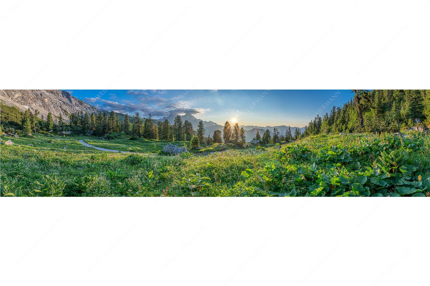 Frühling am Schachen – Seitenverhältnis 4:1 — Sonnenuntergang im Wettersteingebirge Die letzten Sonnenstrahlen wärmen noch die Almwiesen rund um das Schachenschloss