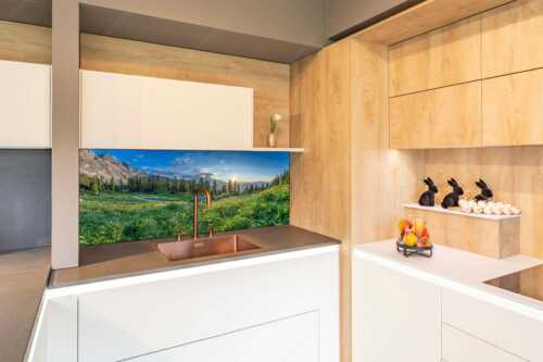 Die letzten Sonnenstrahlen wärmen noch die Almwiesen rund um das Schachenschloss - Frühling am Schachen - Größe ca. 150x60cm, Seitenverhältnis 2,5:1 - Sonnenuntergang im Wettersteingebirge - weitere Infos unter https://www.kriner-weiermann.de