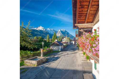 Blick von der Frühlingsstraße in Garmisch zum Zugspitzmassiv im Wetterstein - Frühlingsstraße - Seitenverhältnis 1:1 - Garmisch mit Alpspitze und Waxenstein - weitere Infos unter https://www.kriner-weiermann.de