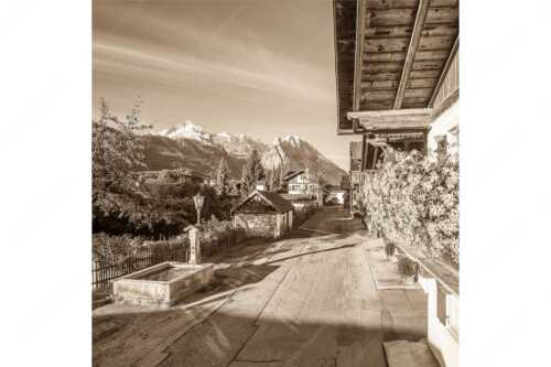 Blick von der Frühlingsstraße in Garmisch zum Zugspitzmassiv im Wetterstein - Frühlingsstraße - Seitenverhältnis 1:1 - Garmisch mit Alpspitze und Waxenstein - weitere Infos unter https://www.kriner-weiermann.de