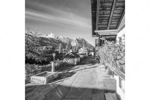 Blick von der Frühlingsstraße in Garmisch zum Zugspitzmassiv im Wetterstein - Frühlingsstraße - Seitenverhältnis 1:1 - Garmisch mit Alpspitze und Waxenstein - weitere Infos unter https://www.kriner-weiermann.de