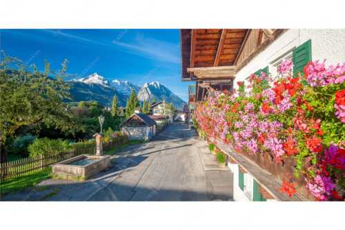 Blick von der Frühlingsstraße in Garmisch zum Zugspitzmassiv im Wetterstein - Frühlingsstraße - Seitenverhältnis 2:1 - Garmisch mit Alpspitze und Waxenstein - weitere Infos unter https://www.kriner-weiermann.de
