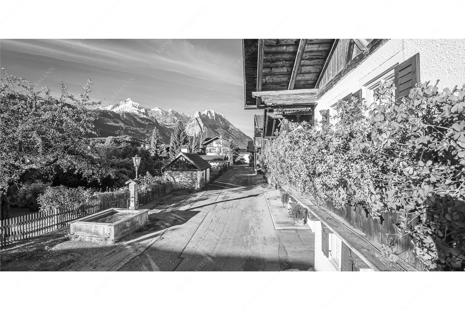 Frühlingsstraße – Seitenverhältnis 2:1 — Garmisch mit Alpspitze und Waxenstein Blick von der Frühlingsstraße in Garmisch zum Zugspitzmassiv im Wetterstein