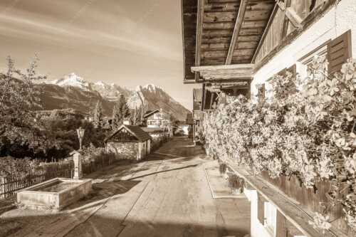 Blick von der Frühlingsstraße in Garmisch zum Zugspitzmassiv im Wetterstein - Frühlingsstraße - Seitenverhältnis 3:2 - Garmisch mit Alpspitze und Waxenstein - weitere Infos unter https://www.kriner-weiermann.de
