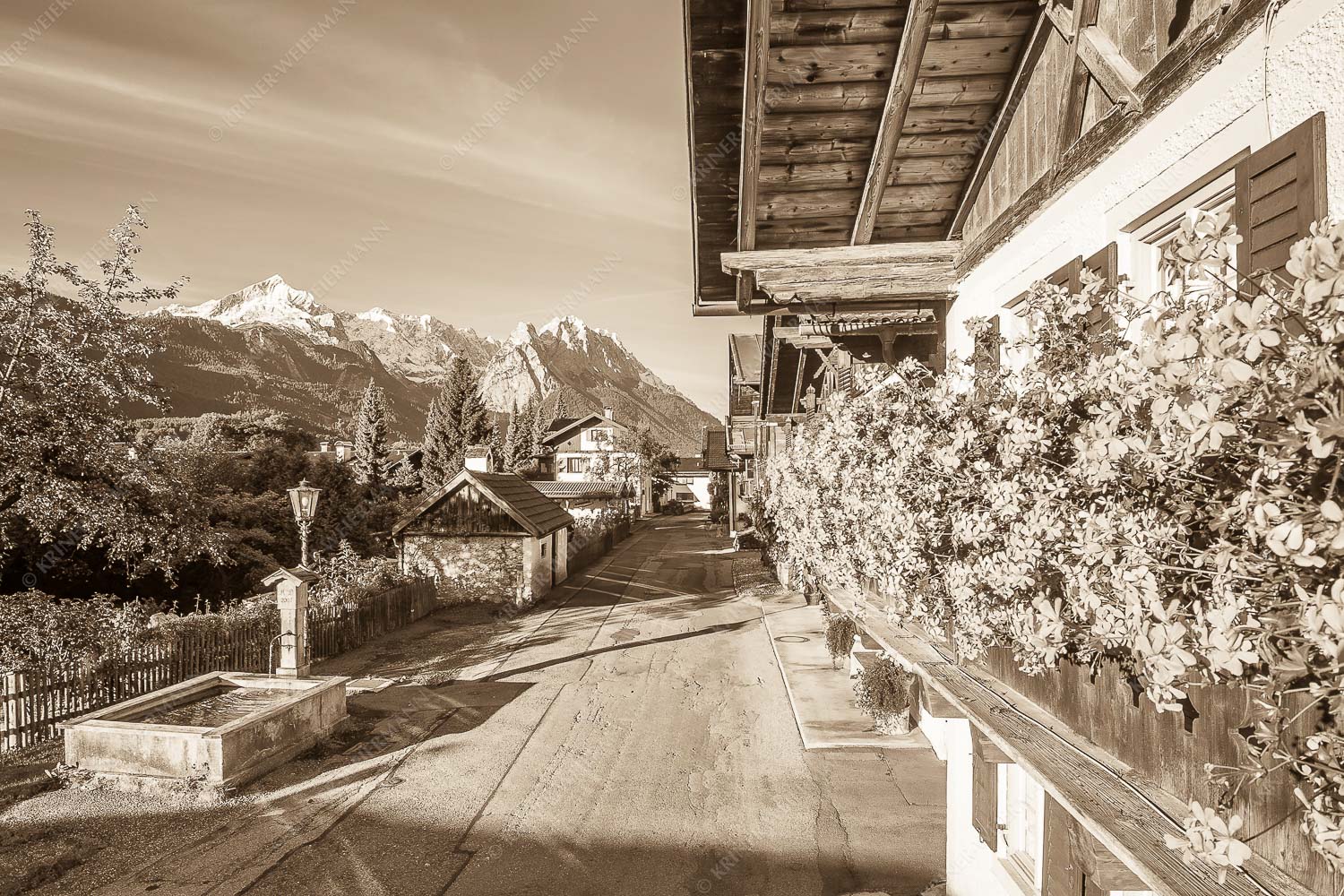 Blick von der Frühlingsstraße in Garmisch zum Zugspitzmassiv im Wetterstein