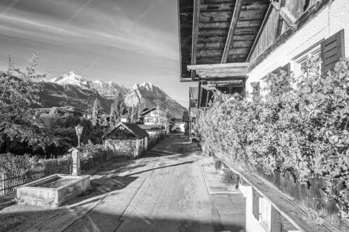 Blick von der Frühlingsstraße in Garmisch zum Zugspitzmassiv im Wetterstein - Frühlingsstraße - Seitenverhältnis 3:2 - Garmisch mit Alpspitze und Waxenstein - weitere Infos unter https://www.kriner-weiermann.de