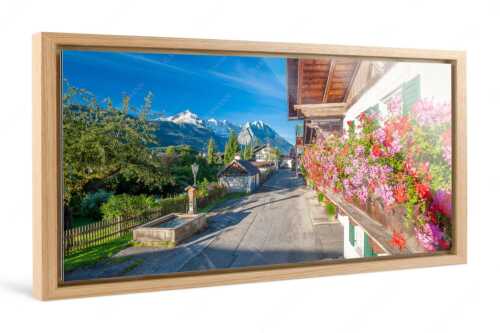 Blick von der Frühlingsstraße in Garmisch zum Zugspitzmassiv im Wetterstein - Frühlingsstraße - Foto im Schattenfugen-Rahmen - Garmisch mit Alpspitze und Waxenstein - weitere Infos unter https://www.kriner-weiermann.de