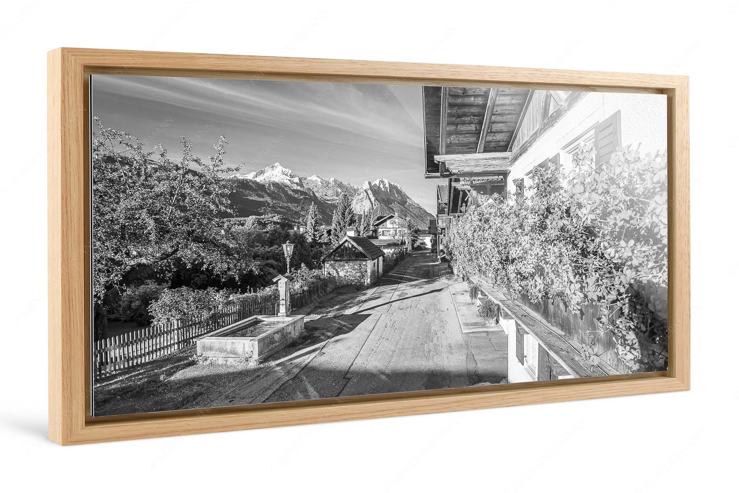 Frühlingsstraße – Foto im Schattenfugen-Rahmen — Garmisch mit Alpspitze und Waxenstein Blick von der Frühlingsstraße in Garmisch zum Zugspitzmassiv im Wetterstein - Frühlingsstraße - Foto im Schattenfugen-Rahmen - Garmisch mit Alpspitze und Waxenstein - weitere Infos unter https://www.kriner-weiermann.de