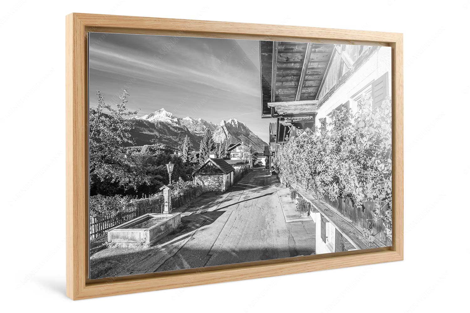 Frühlingsstraße – Foto im Schattenfugen-Rahmen — Garmisch mit Alpspitze und Waxenstein Blick von der Frühlingsstraße in Garmisch zum Zugspitzmassiv im Wetterstein - Frühlingsstraße - Foto im Schattenfugen-Rahmen - Garmisch mit Alpspitze und Waxenstein - weitere Infos unter https://www.kriner-weiermann.de