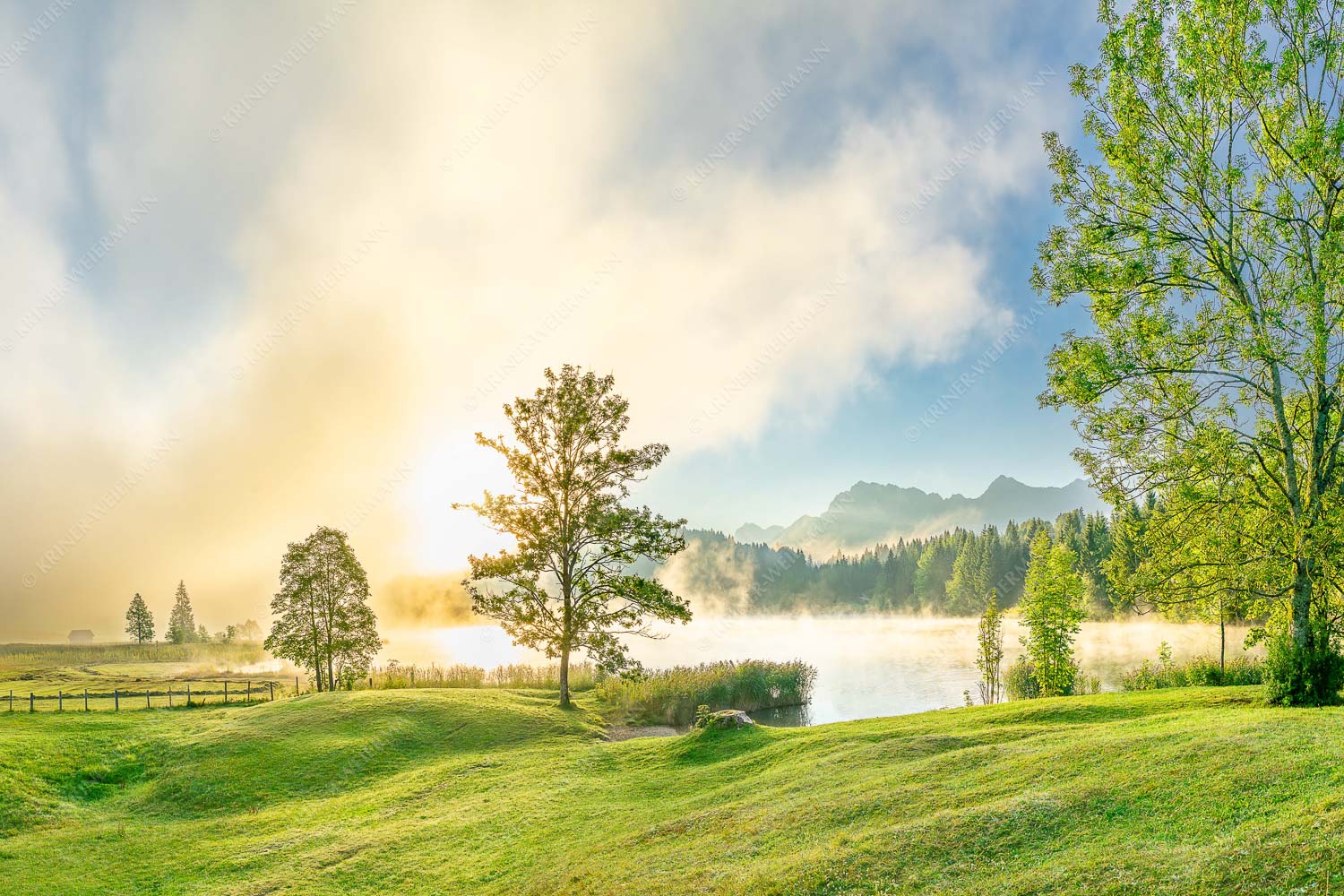 Frühnebel – Seitenverhältnis 3:2 — Geroldsee mit Karwendel Morgenstimmung am Geroldsee mit Blick zum Karwendelgebirge - Frühnebel - Seitenverhältnis 3:2 - Geroldsee mit Karwendel - weitere Infos unter https://www.kriner-weiermann.de