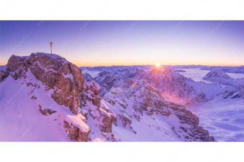 Herrlicher Morgen im Winter - Glasklar - Seitenverhältnis 2:1 - Zugspitze Sonnenaufgang - weitere Infos unter https://www.kriner-weiermann.de