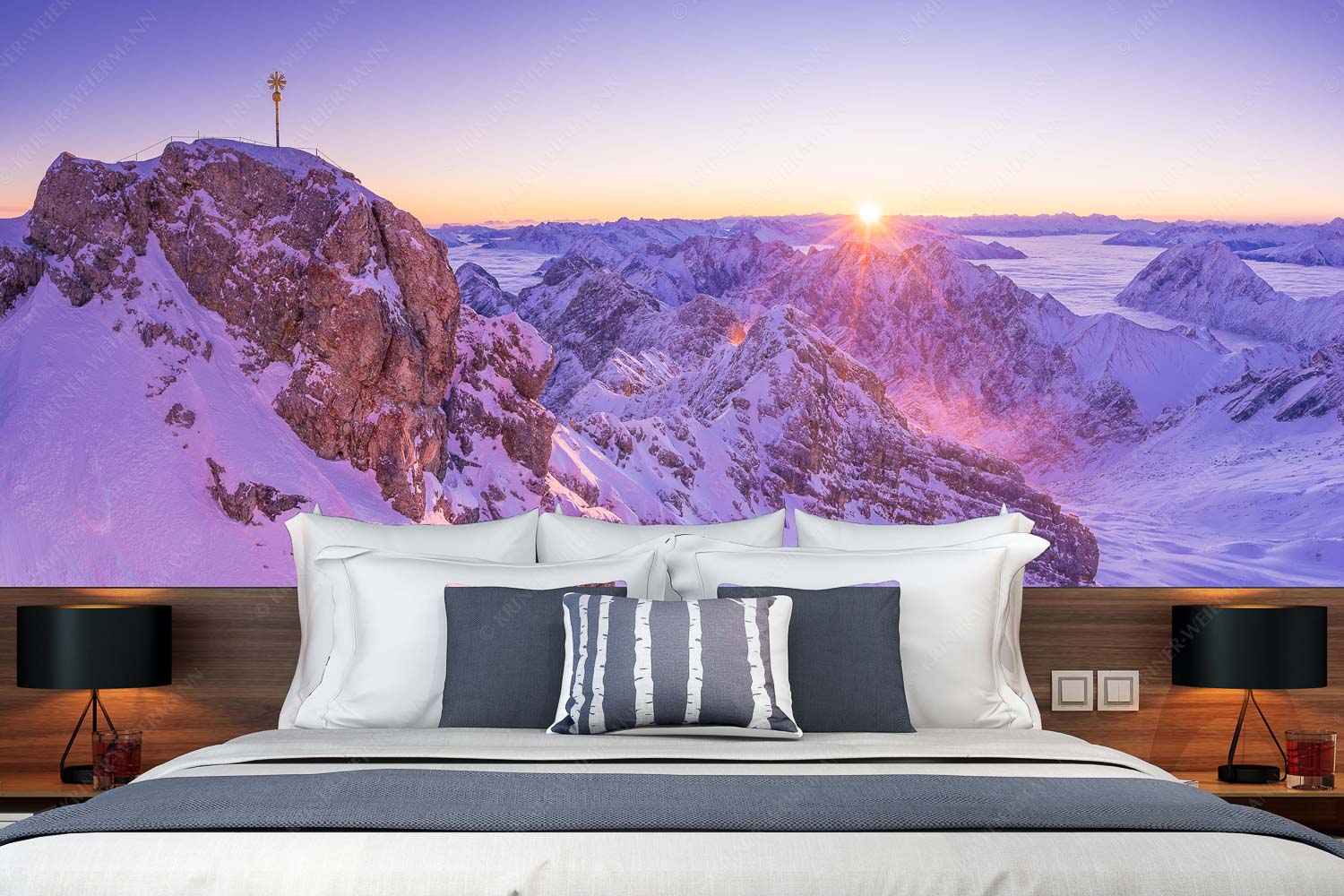 Glasklar – Fototapete – Größe ca. 350x140cm, Seitenverhältnis 2,5:1 — Zugspitze Sonnenaufgang Herrlicher Morgen im Winter - Glasklar - Fototapete - Größe ca. 350x140cm, Seitenverhältnis 2,5:1 - Zugspitze Sonnenaufgang - weitere Infos unter https://www.kriner-weiermann.de