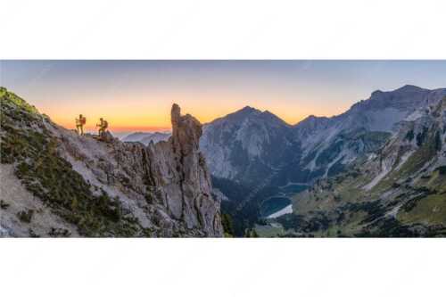 Die Morgendämmerung verspricht ein tolles Erlebnis im Aufstieg zur Schöttlkarspitze - Götterdämmerung - Seitenverhältnis 2,5:1 - Aufstieg im Soierngebirge - weitere Infos unter https://www.kriner-weiermann.de
