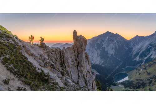 Die Morgendämmerung verspricht ein tolles Erlebnis im Aufstieg zur Schöttlkarspitze - Götterdämmerung - Seitenverhältnis 2:1 - Aufstieg im Soierngebirge - weitere Infos unter https://www.kriner-weiermann.de