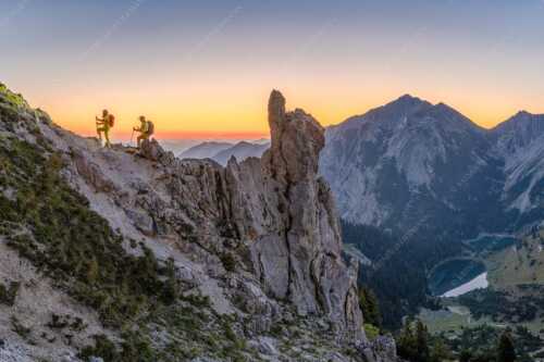 Die Morgendämmerung verspricht ein tolles Erlebnis im Aufstieg zur Schöttlkarspitze - Götterdämmerung - Seitenverhältnis 3:2 - Aufstieg im Soierngebirge - weitere Infos unter https://www.kriner-weiermann.de