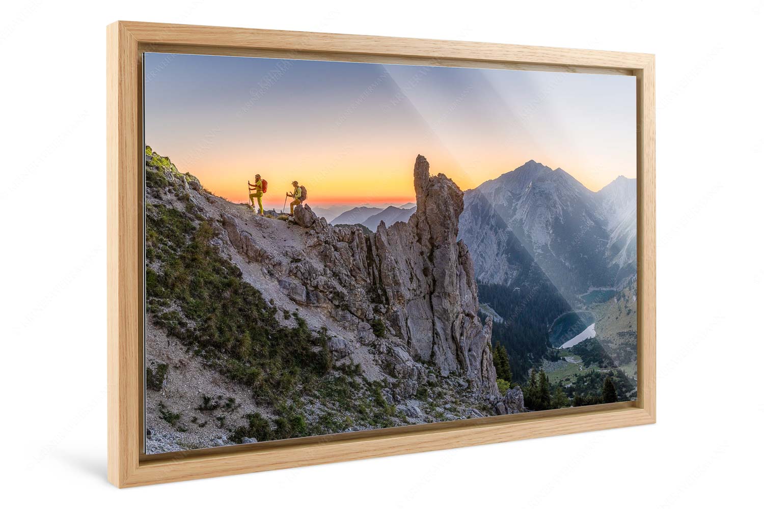 Götterdämmerung – Foto im Schattenfugen-Rahmen — Aufstieg im Soierngebirge Die Morgendämmerung verspricht ein tolles Erlebnis im Aufstieg zur Schöttlkarspitze - Götterdämmerung - Foto im Schattenfugen-Rahmen - Aufstieg im Soierngebirge - weitere Infos unter https://www.kriner-weiermann.de