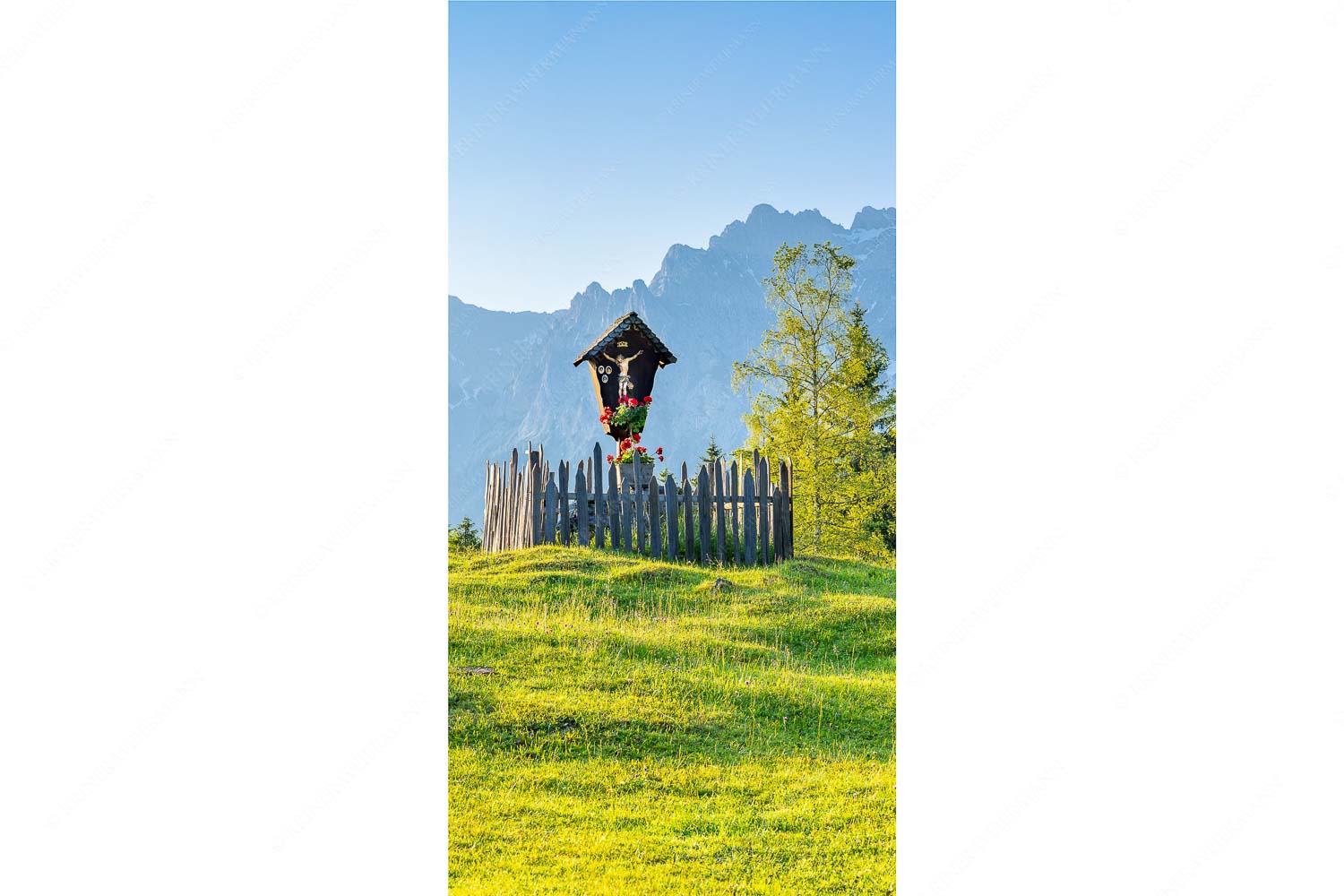 Göttlich – Seitenverhältnis 1:2 — Feldkreuz in den Buckelwiesen mit Karwendel Wegkreuz mit Wörner, Tiefkarspitze und Westlicher Karwendelspitze