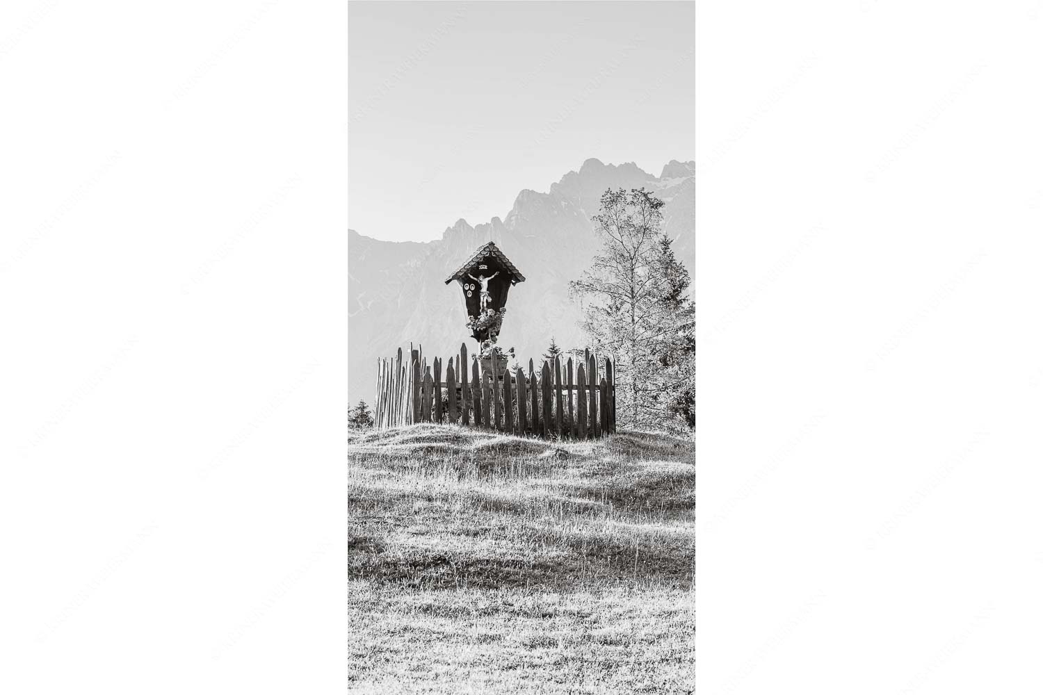 Göttlich – Seitenverhältnis 1:2 — Feldkreuz in den Buckelwiesen mit Karwendel Wegkreuz mit Wörner, Tiefkarspitze und Westlicher Karwendelspitze