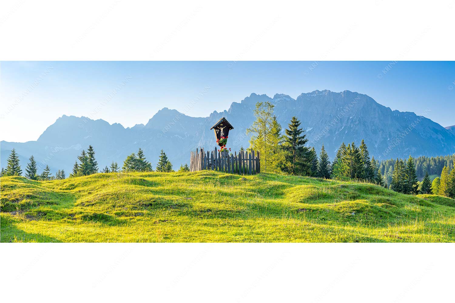 Wegkreuz mit Wörner, Tiefkarspitze und Westlicher Karwendelspitze - Göttlich - Seitenverhältnis 2,5:1 - Feldkreuz in den Buckelwiesen mit Karwendel - weitere Infos unter https://www.kriner-weiermann.de