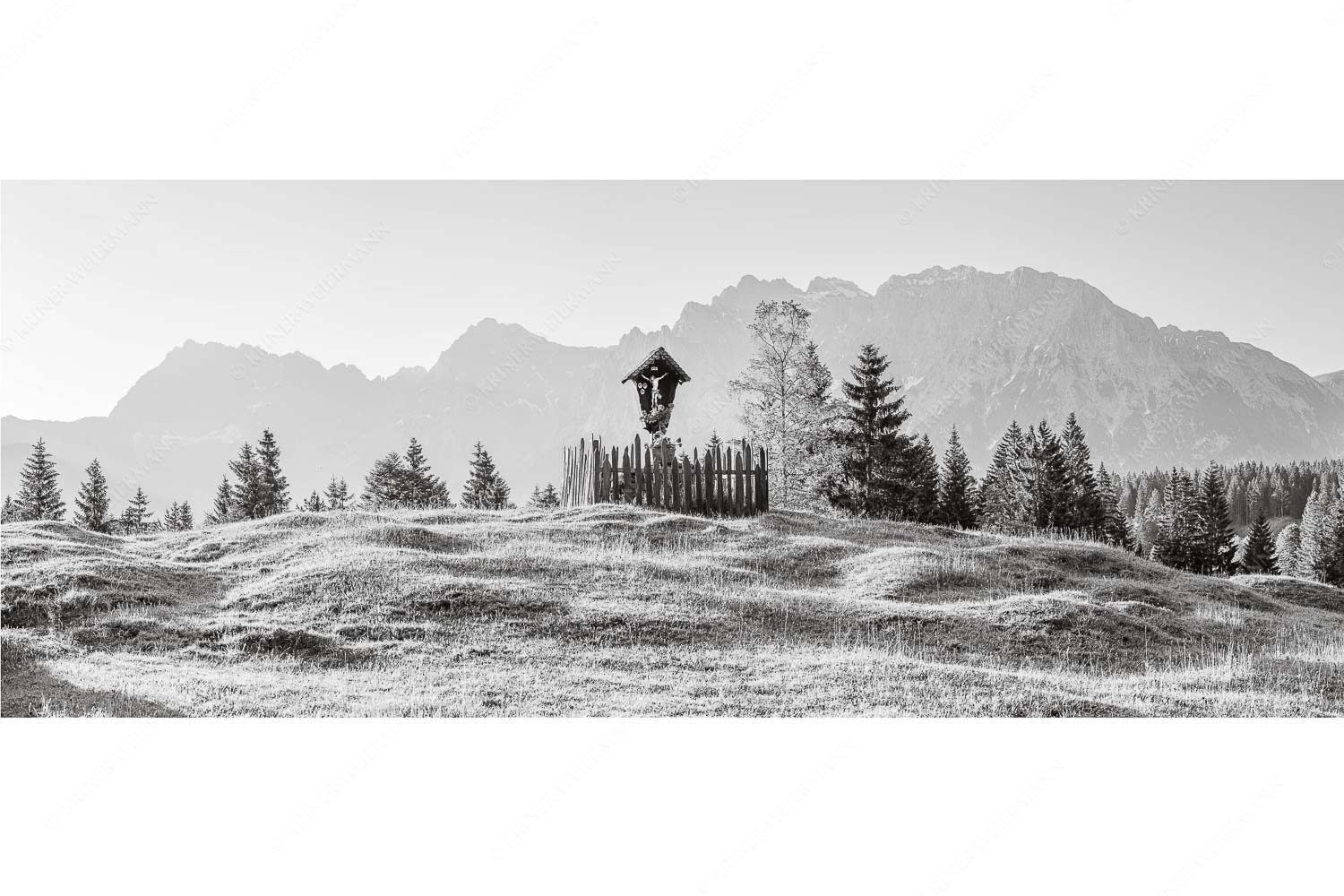 Göttlich – Seitenverhältnis 2,5:1 — Feldkreuz in den Buckelwiesen mit Karwendel Wegkreuz mit Wörner, Tiefkarspitze und Westlicher Karwendelspitze